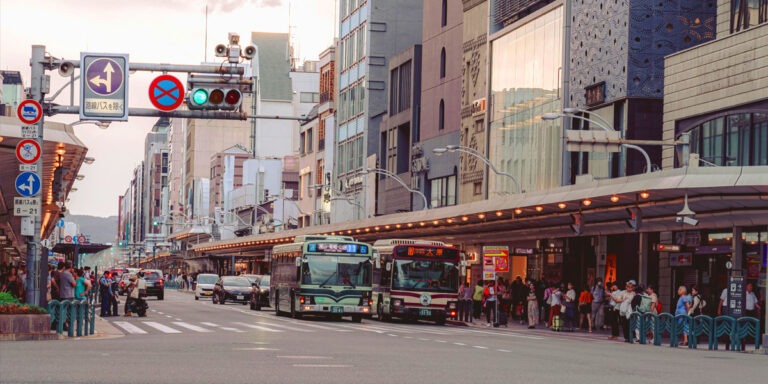 교토-기온-거리-교통-도로-버스