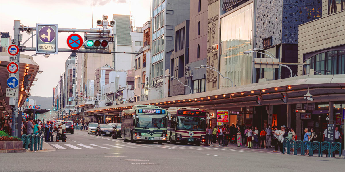 교토-기온-거리-교통-도로-버스