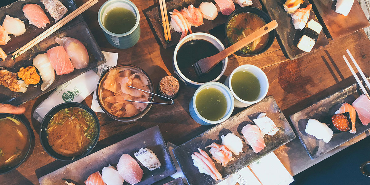 오사카-테이블-위-스시-초밥