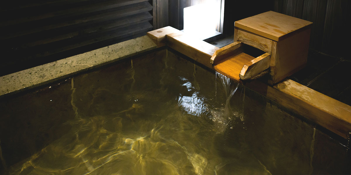 일본-온천-물-나오는-곳-나무