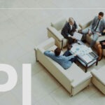 KPI-쇼파에서-회의-하는-사람들