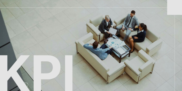 KPI-쇼파에서-회의-하는-사람들